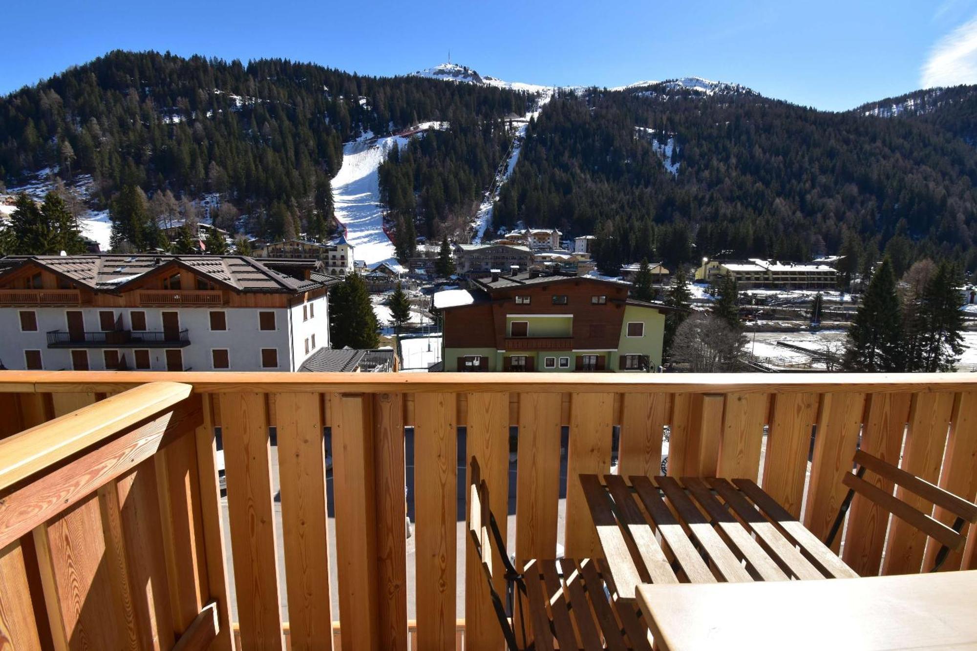 Emerald Studio Apartment Madonna di Campiglio Bagian luar foto